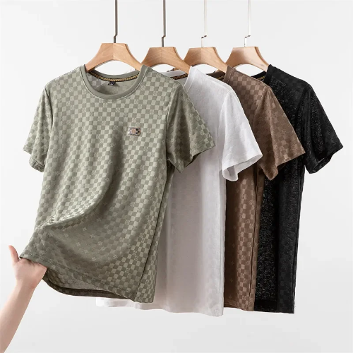 صورة تي شيرت رجالي جديد كاجوال وعصري بأكمام قصيرة ورقبة دائرية مع نمط شارة، قميص صيفي مريح ومتعدد الاستخدامات