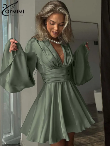 صورة فستان نسائي من الساتان الأخضر على الموضة من Oymimi فساتين أنيقة بفتحة رقبة شكل v عميقة وأكمام طويلة للخريف بخصر عالٍ فساتين قصيرة بطيات للسيدات